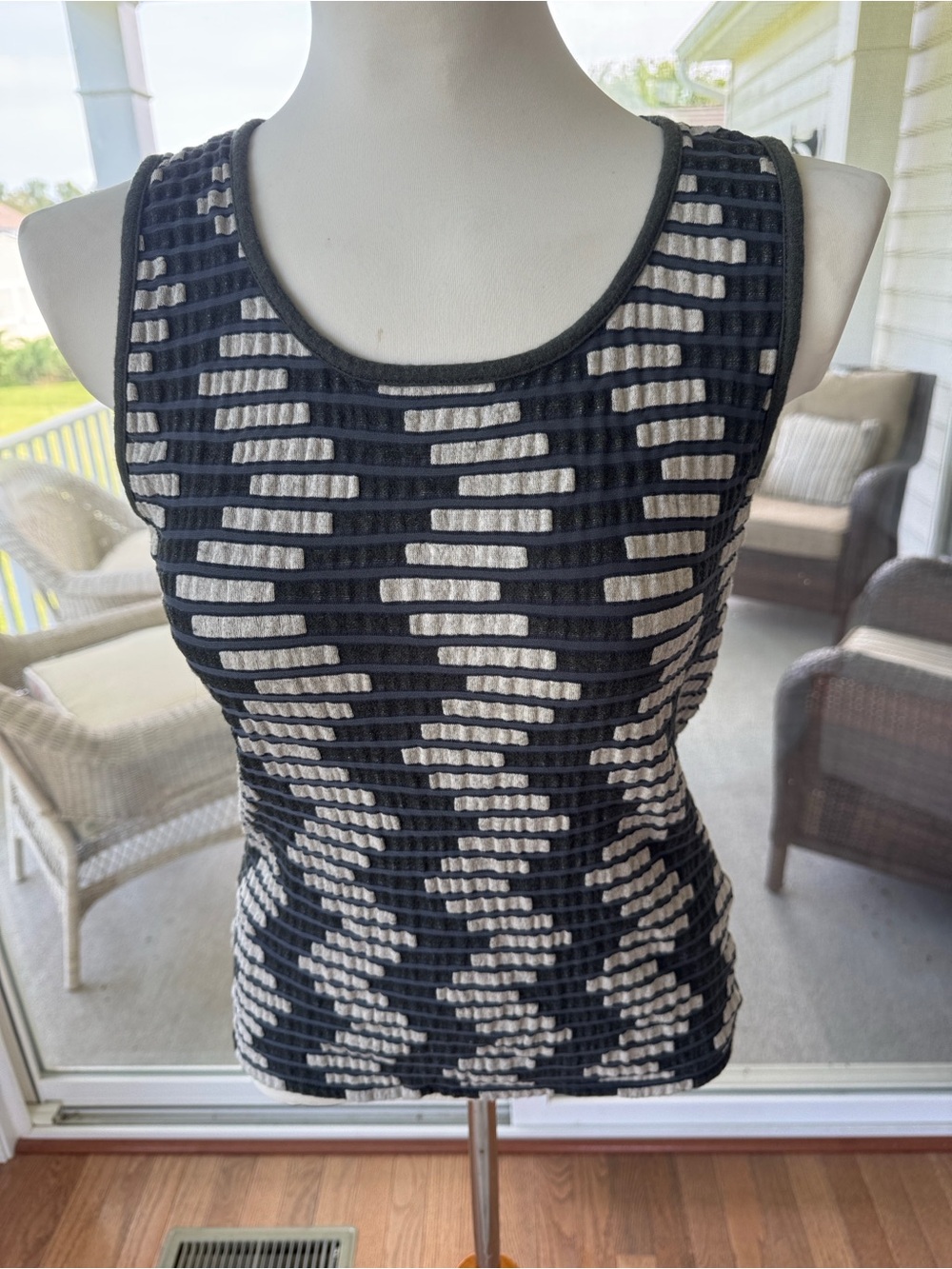 Armani Collezioni Vintage scoop neck geometric textured knit tank top Size 8